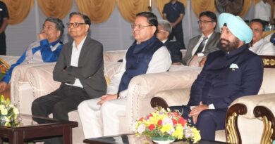 राज्यपाल लेफ्टिनेंट जनरल गुरमीत सिंह (से नि) से राजभवन में अध्यक्ष डॉ. अरविंद पनगढ़िया ने की शिष्टाचार भेंट