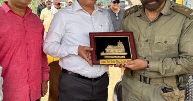 सनी देओल से मिले उत्तराखंड फिल्म विकास परिषद के सीईओ बंशीधर तिवारी, बॉर्डर 2 के सेट पर हुई सकारात्मक चर्चा