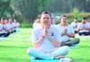 धामी सहित अधिकारियों और कर्मचारियों ने लिया योग सत्र में भाग