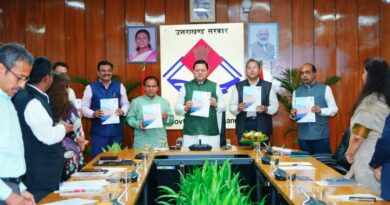 सेतु आयोग ने मुख्यमंत्री पुष्कर सिंह धामी को सौंपी नगर निकाय सशक्तिकरण पर आधारित विश्लेषणात्मक रिपोर्ट