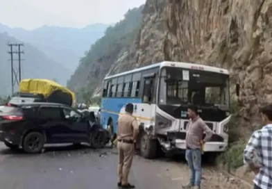 ऋषिकेश हाईवे पर बड़ा हादसा, तेज रफ्तार और गलत दिशा बनी हादसे की वजह, बस में सवार अधिकतर लोग सुरक्षित, कार के चार यात्री घायल
