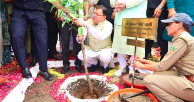 प्रदेश में हरेला का त्योहार मनाओ, धरती प्रदेश में हरेला का त्योहार मनाओ, धरती माँ का ऋण चुकाओ” थीम पर मुख्यमंत्री ने रोपा रुद्राक्ष का पौधाका ऋण चुकाओ” थीम पर किया गया पौधा रोपण