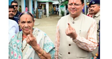 सीएम धामी ने अपनी माताजी के साथ किया मतदान, ग्रामीणों से पंचायत चुनाव में उत्साहपूर्वक मतदान करने का किया आग्रह