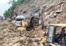 गौचर-कमेड़ा के पास मलबे में फंसी बस, हाईवे पर लगी वाहनों की लंबी कतारें