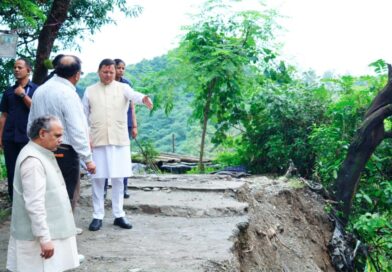 मुख्यमंत्री पुष्कर सिंह धामी ने मसूरी रोड और किमाड़ी क्षेत्र का किया स्थलीय निरीक्षण, सड़कों की तत्काल मरम्मत के दिए निर्देश