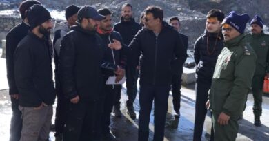 मुख्य सचिव आनंद बर्द्धन ने केदारनाथ धाम में चल रहे पुनर्निर्माण कार्यों का किया निरीक्षण