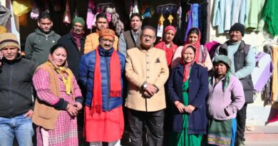 माणा बाजार में मंत्री गणेश जोशी ने स्थानीय उत्पादों की खरीददारी डिजिटल पेमेंट के माध्यम से भुगतान कर डिजिटल लेनदेन को बढ़ावा देने का दिया संदेश