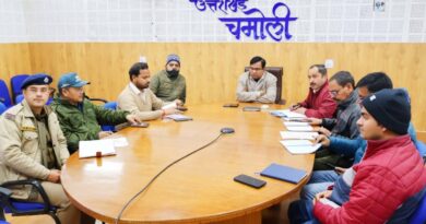 चमोली में बर्फबारी का अलर्ट: DM/ADM ने लिया तैयारियों का जायजा; सड़कें खुली रखने, अलाव और स्वास्थ्य सेवाओं की एडवांस तैयारी के कड़े निर्देश