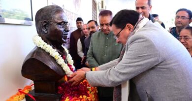 मुख्यमंत्री पुष्कर सिंह धामी ने स्व. हरबंस कपूर के छायाचित्र पर पुष्पांजलि अर्पित कर दी श्रद्धांजलि