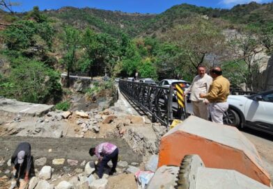 कैबिनेट मंत्री गणेश जोशी ने मसूरी-देहरादून मार्ग पर बन रहे वैली ब्रिज के निर्माण कार्य का किया निरीक्षण