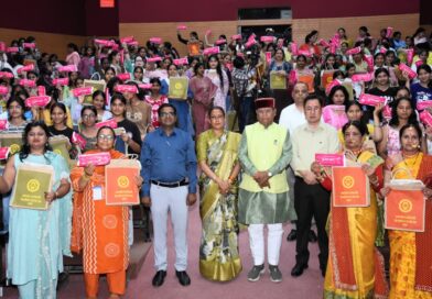 विश्व मासिक धर्म स्वच्छता दिवस पर कैबिनेट मंत्री ने किया बालिकाओं को जागरूक