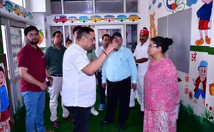 डीएम अपूर्वा पाण्डे ने किया इमरजेंसी, आईसीयू, डायलिसिस यूनिट समेत विभिन्न वार्डों का निरीक्षण, व्यवस्थाएं बेहतर करने के दिए निर्देश