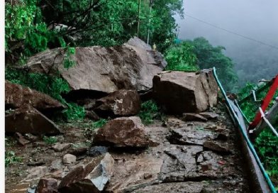 जंगलचट्टी क्षेत्र में केदारनाथ पैदल मार्ग पर गिरे बोल्डर, यात्रा पर लगी अस्थायी रोक