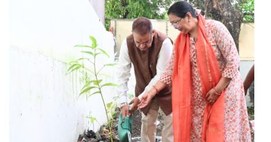 हरेला पर्व पर कृषि मंत्री गणेश जोशी ने किया फलदार पौधों का रोपण, दिया पर्यावरण संरक्षण का संदेश