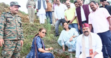 हरेला पर्व पर मंत्री रेखा आर्या ने कुमाऊं रेजीमेंट की 130 इन्फैंट्री बटालियन (टीए) की ओर से आयोजित कार्यक्रम में किया पौधारोपण