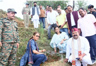 हरेला पर्व पर मंत्री रेखा आर्या ने कुमाऊं रेजीमेंट की 130 इन्फैंट्री बटालियन (टीए) की ओर से आयोजित कार्यक्रम में किया पौधारोपण