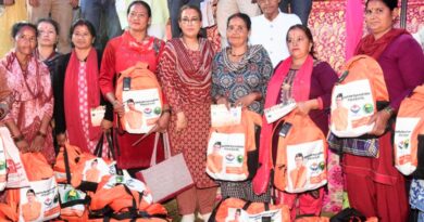 सोमेश्वर के धौलाघाट में 280 पात्र महिला श्रमिकों, पुरुषों एवं बच्चों को वितरित की गईं पोषण, स्वच्छता व शैक्षणिक किट
