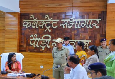 लंबित सड़क सुधारीकरण की मांग पूरी होने पर मुख्यमंत्री तथा जिलाधिकारी को धन्यवाद देने कलेक्ट्रेट पहुंचे ग्रामीण