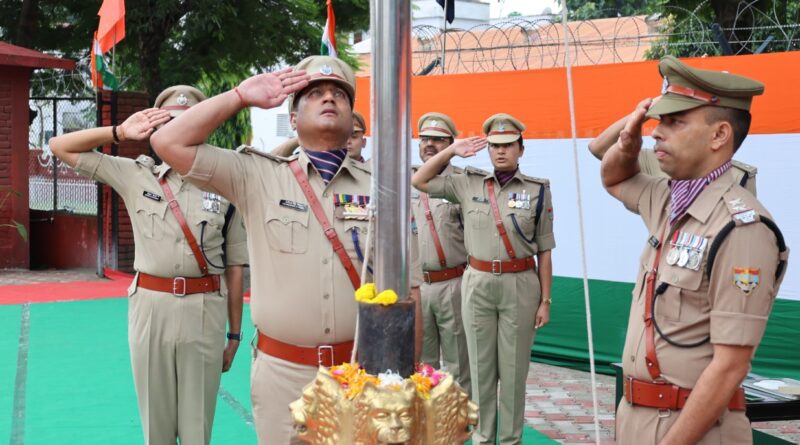 80वें स्वतंत्रता दिवस पर देहरादून पुलिस लाइन में गूंजा राष्ट्रभक्ति का स्वर: SSP ने किया ध्वजारोहण, शहीदों को किया नमन