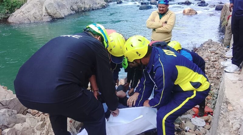 बागेश्वर में बड़ा हादसा: गोमती नदी में गिरी स्कूटी, 25 वर्षीय युवक का शव बरामद बागेश्वर में बड़ा हादसा: गोमती नदी में गिरी स्कूटी, 25 वर्षीय युवक का शव बरामद