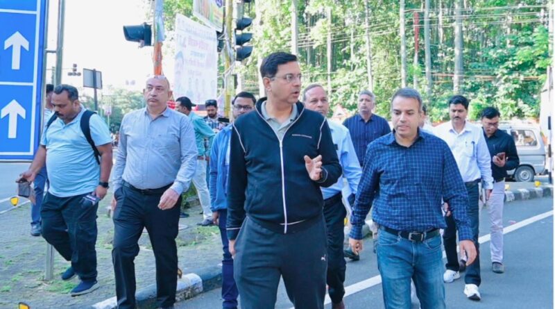 मुख्यमंत्री के निर्देशों पर सड़क सुधार कार्यों की पड़ताल करने तड़के मैदान में उतरे सचिव लोक निर्माण विभाग पंकज कुमार पांडेय मुख्यमंत्री के निर्देशों पर सड़क सुधार कार्यों की पड़ताल करने तड़के मैदान में उतरे सचिव लोक निर्माण विभाग पंकज कुमार पांडेय