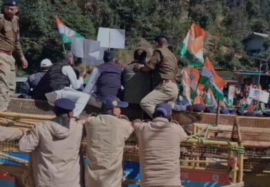 भराड़ीसैंण में विधानसभा सत्र के पहले दिन हंगामा, कांग्रेस-उक्रांद का प्रदर्शन, पुलिस से भिड़े कार्यकर्ता भराड़ीसैंण में विधानसभा सत्र के पहले दिन हंगामा, कांग्रेस-उक्रांद का प्रदर्शन, पुलिस से भिड़े कार्यकर्ता