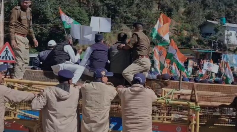 भराड़ीसैंण में विधानसभा सत्र के पहले दिन हंगामा, कांग्रेस-उक्रांद का प्रदर्शन, पुलिस से भिड़े कार्यकर्ता भराड़ीसैंण में विधानसभा सत्र के पहले दिन हंगामा, कांग्रेस-उक्रांद का प्रदर्शन, पुलिस से भिड़े कार्यकर्ता